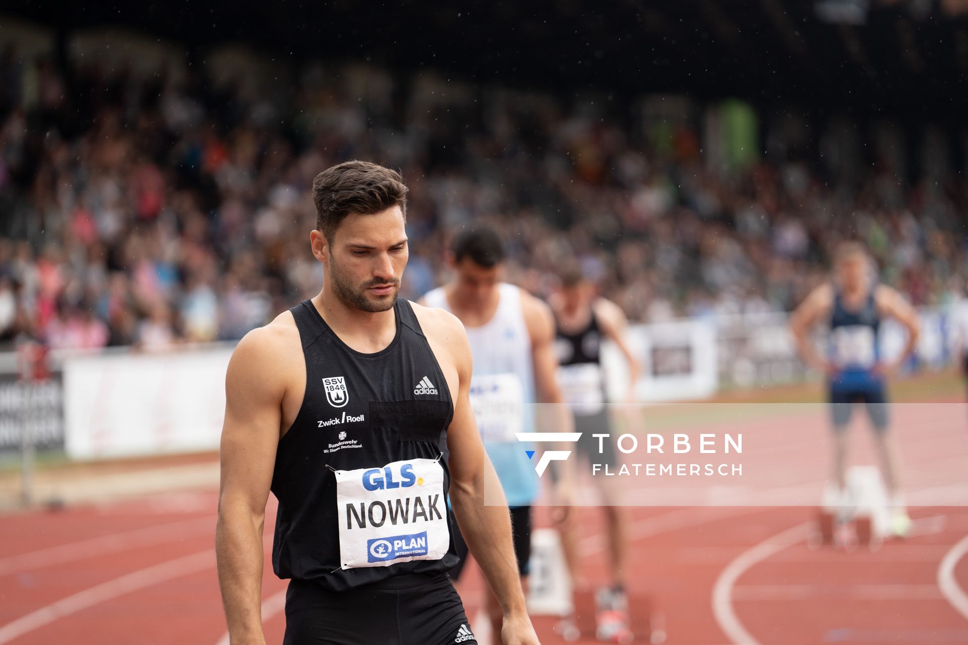 Tim Nowak (SSV Ulm 1846) vor dem 400m Start am 07.05.2022 beim Stadtwerke Ratingen Mehrkampf-Meeting 2022 in Ratingen